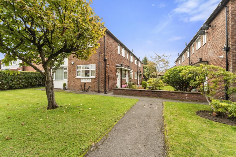 Apt with Private Entrance, Sunningdale Court, Northenden Road, Sale